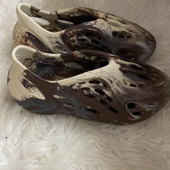 Brown and Cream Yeezy Slide Made By Adidas - Picture 5 of 7